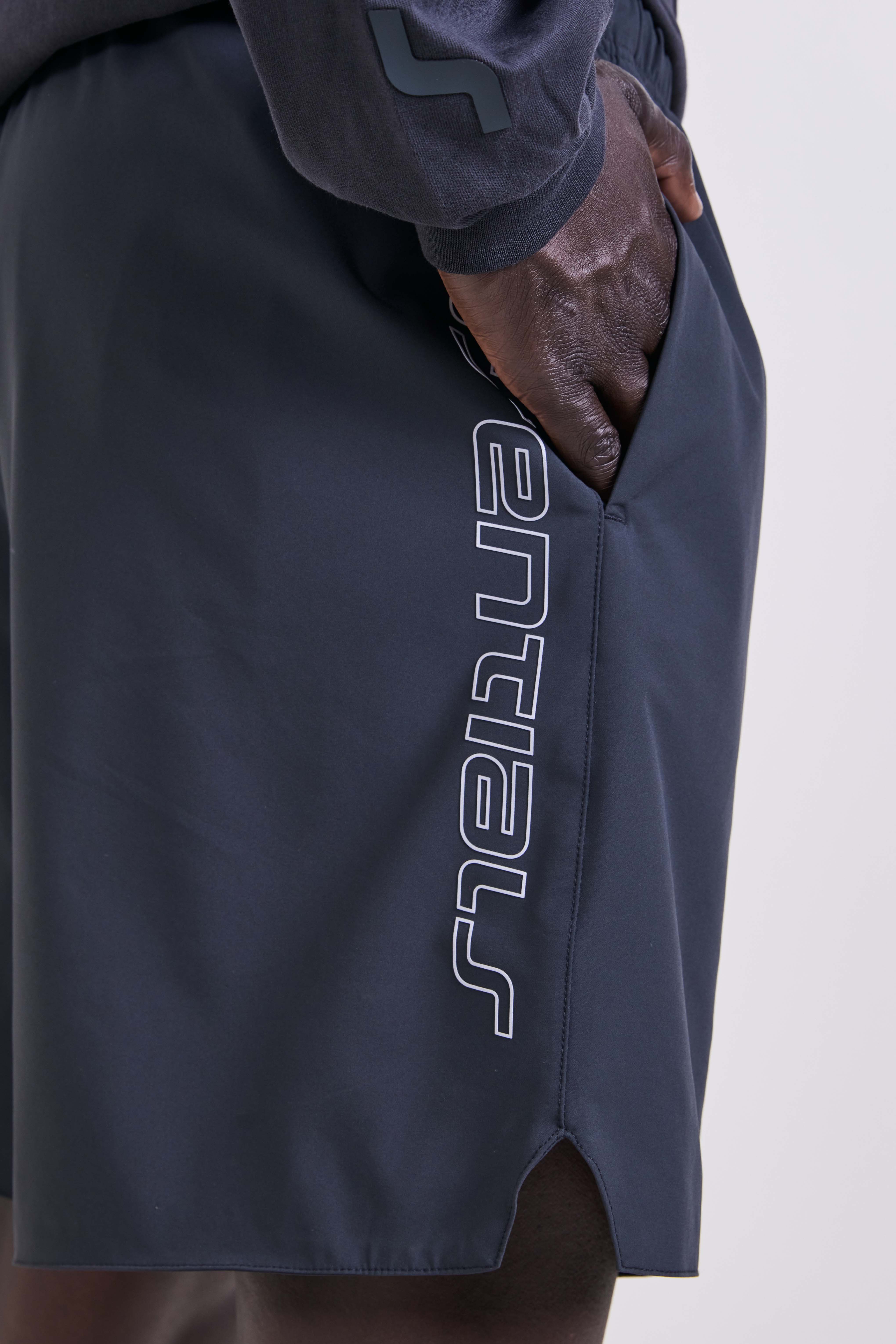 תמונת תקריב דוגמן של מכנסי ג'וגר קצרים