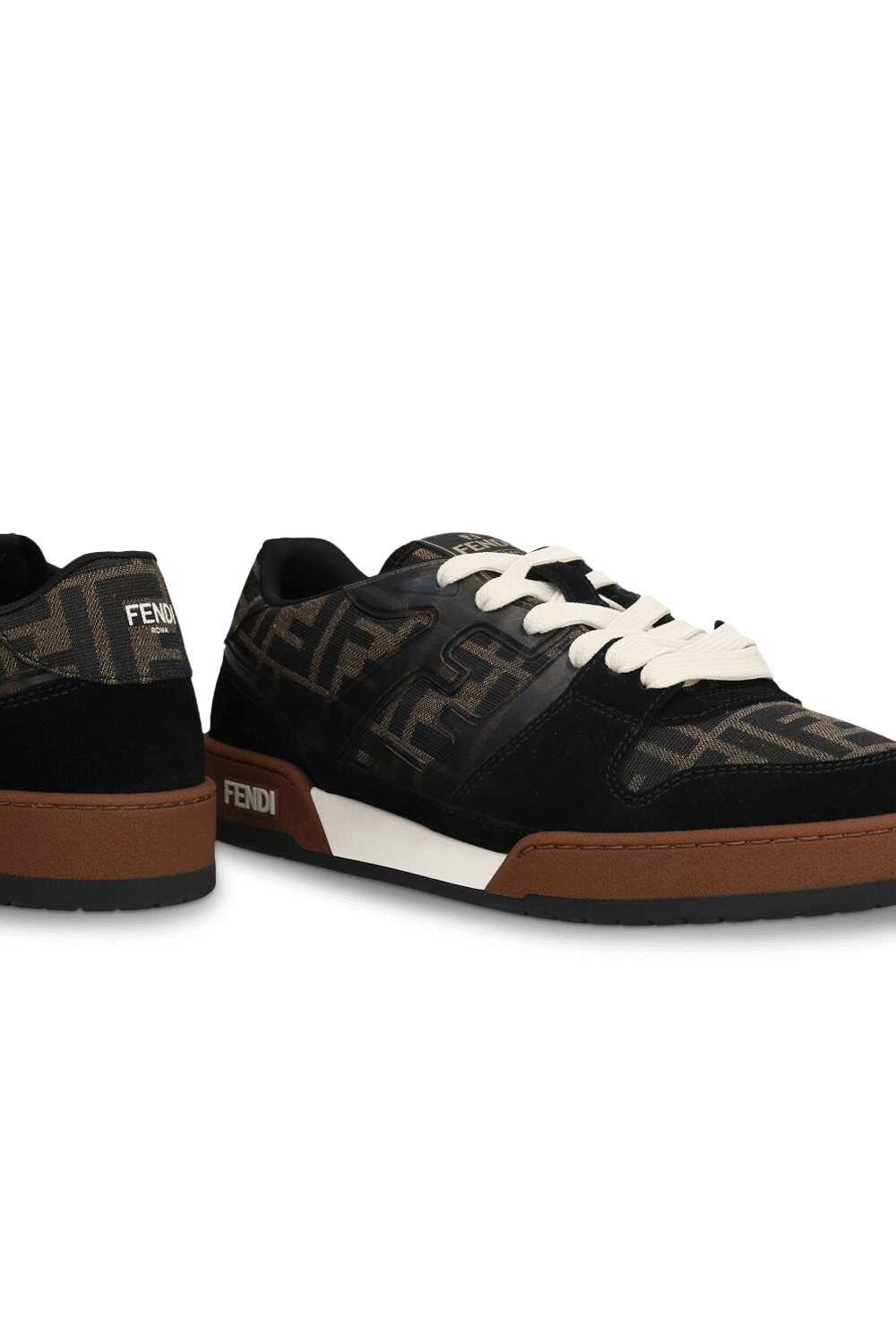 תמונת תקריב של נעלי סניקרס