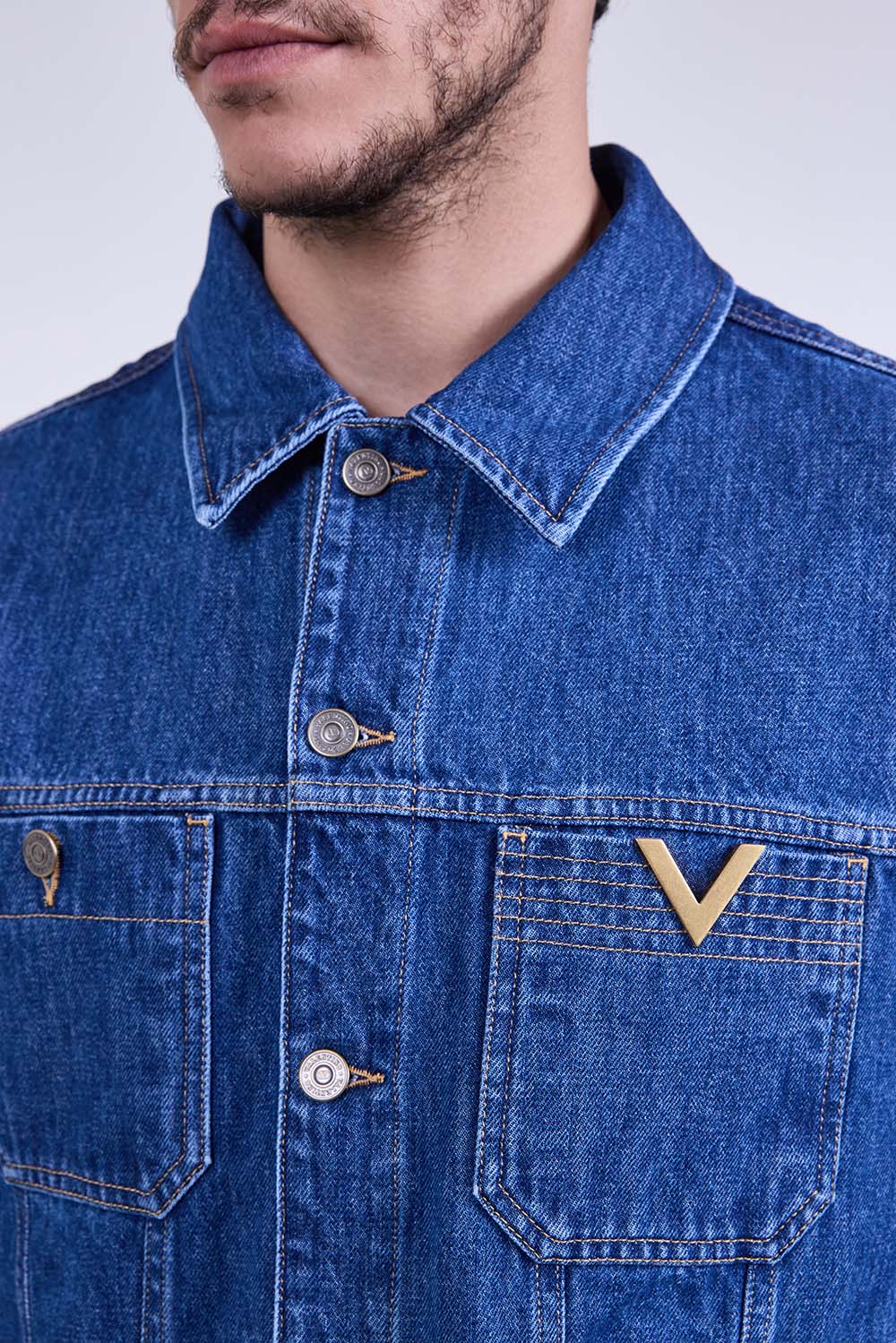 תמונת תקריב דוגמן של ז&rsquo;קט ג&rsquo;ינס