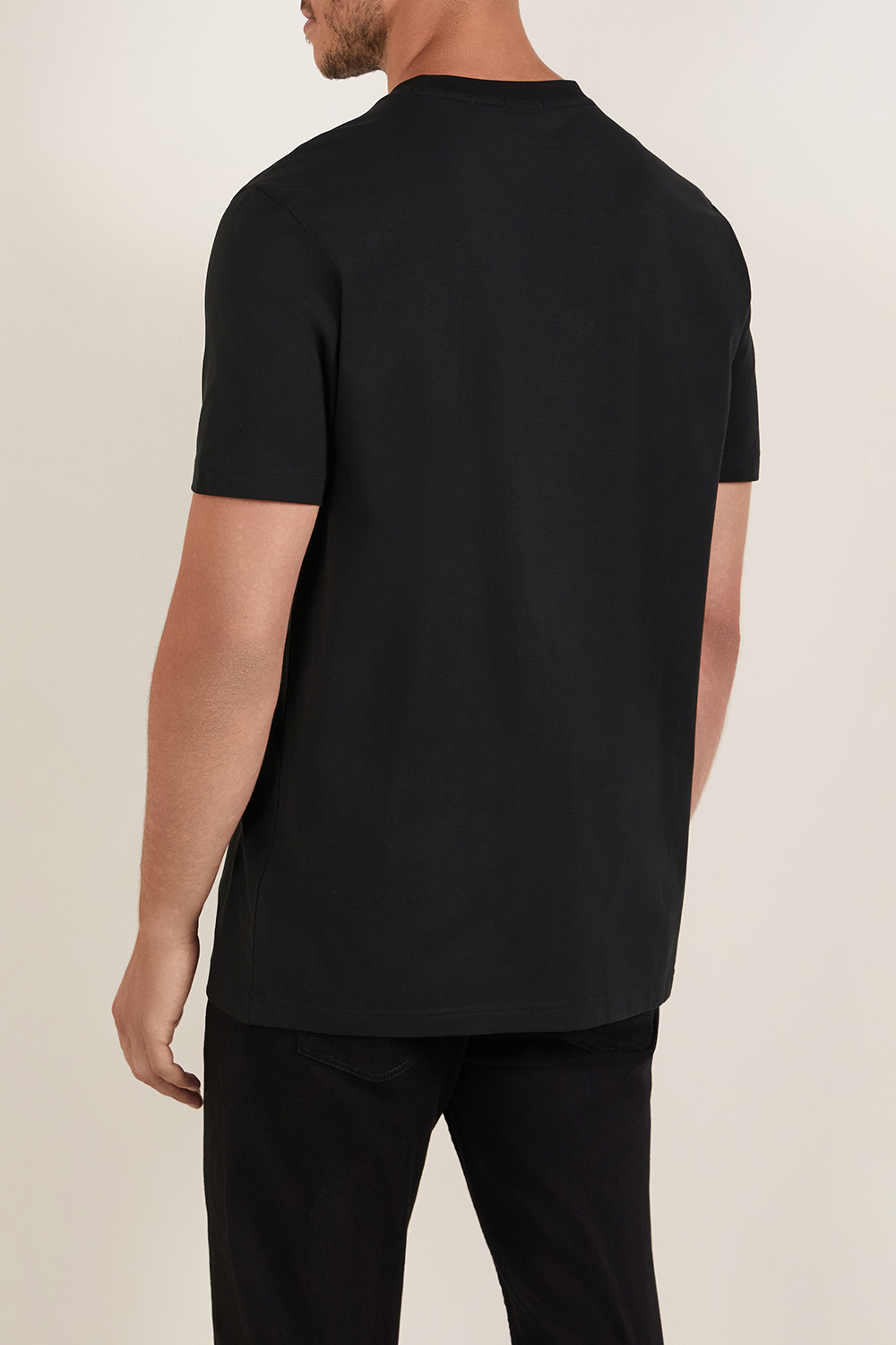 תמונת דוגמן אחורית של חולצת טי