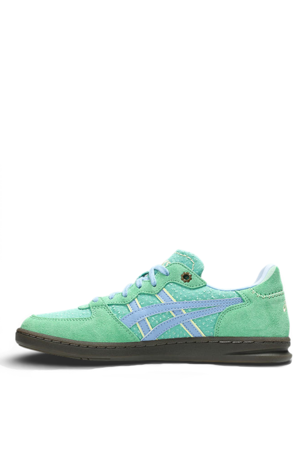 תמונה אחורית של נעלי סניקרס סקייהנד