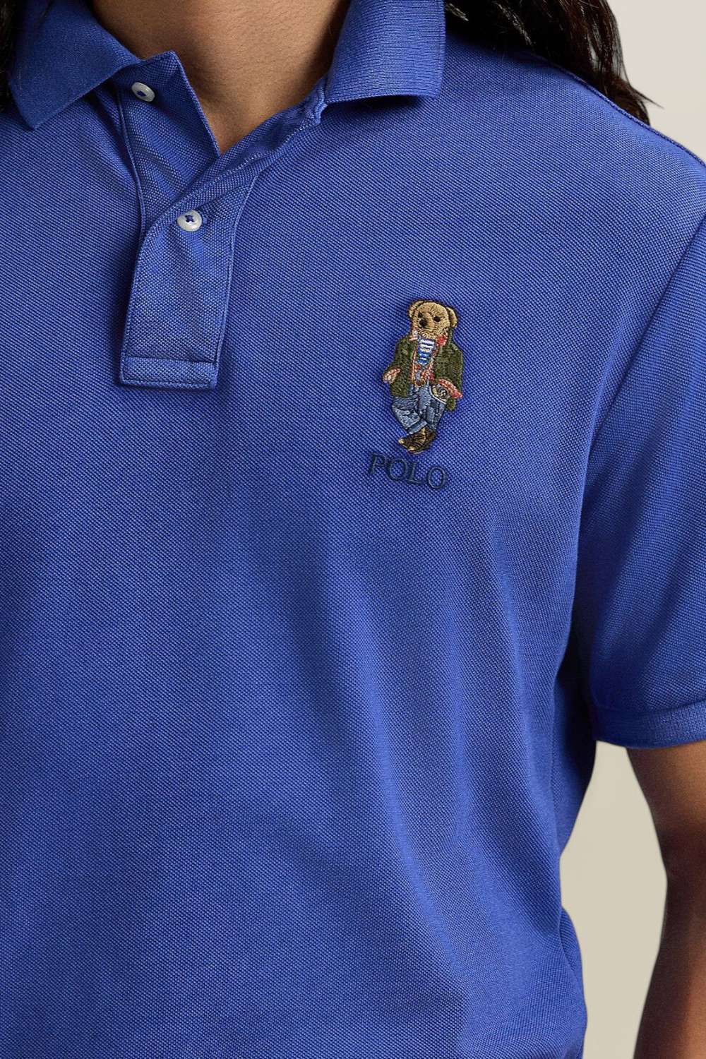 תמונת תקריב דוגמן של חולצת פולו