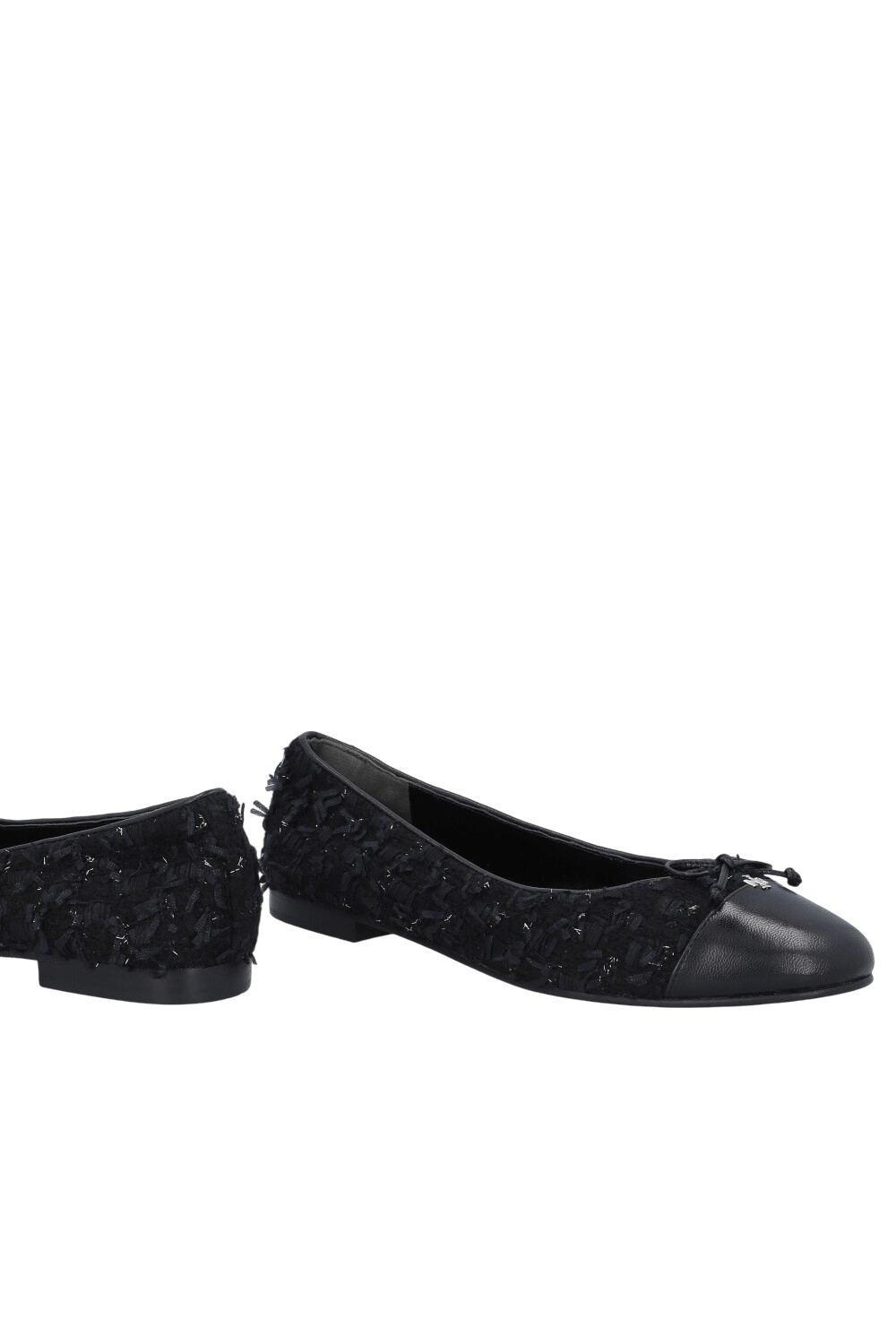 תמונת תקריב של נעלי בלרינה טוויד