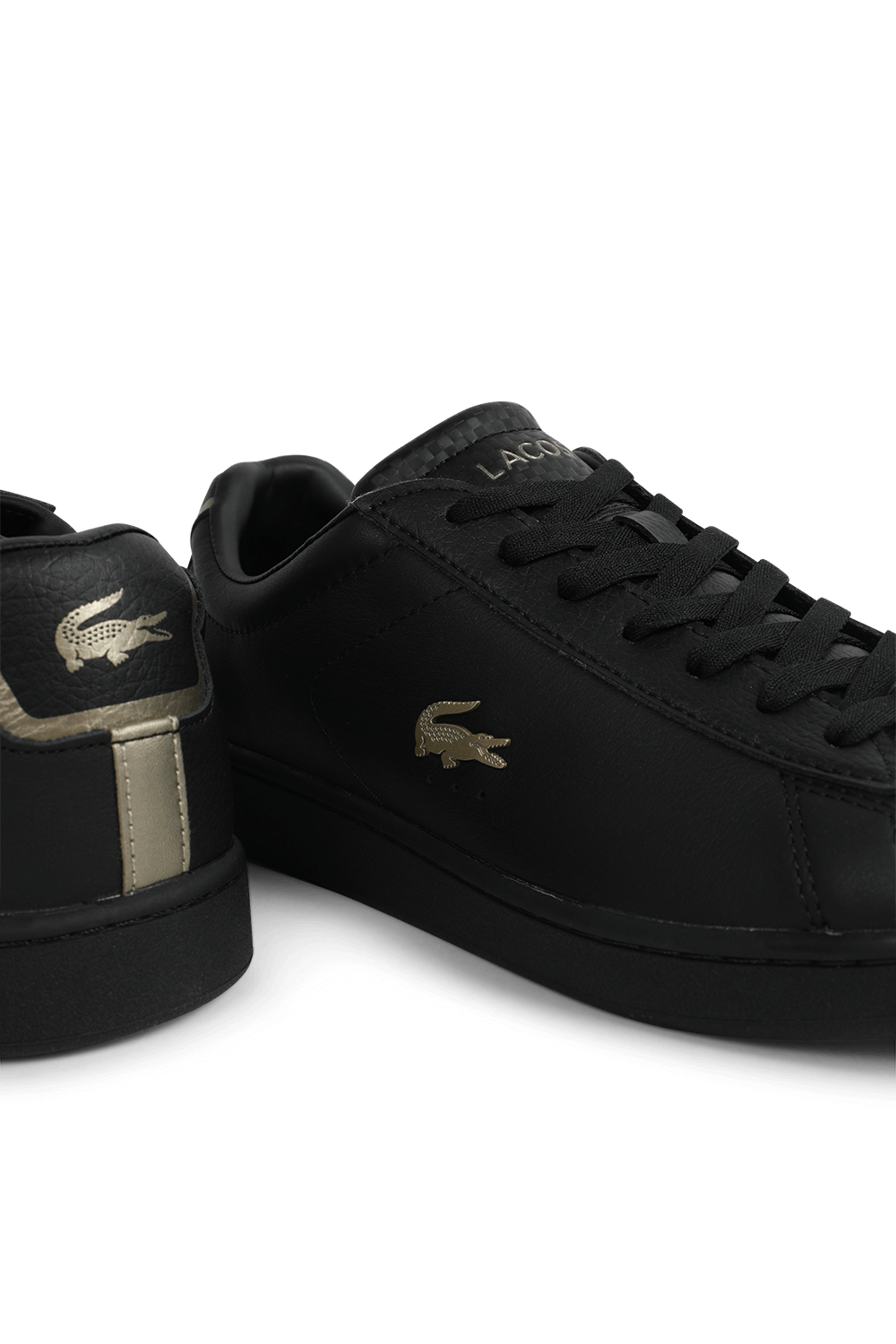 תמונת תקריב של נעלי סניקרס קרנבי