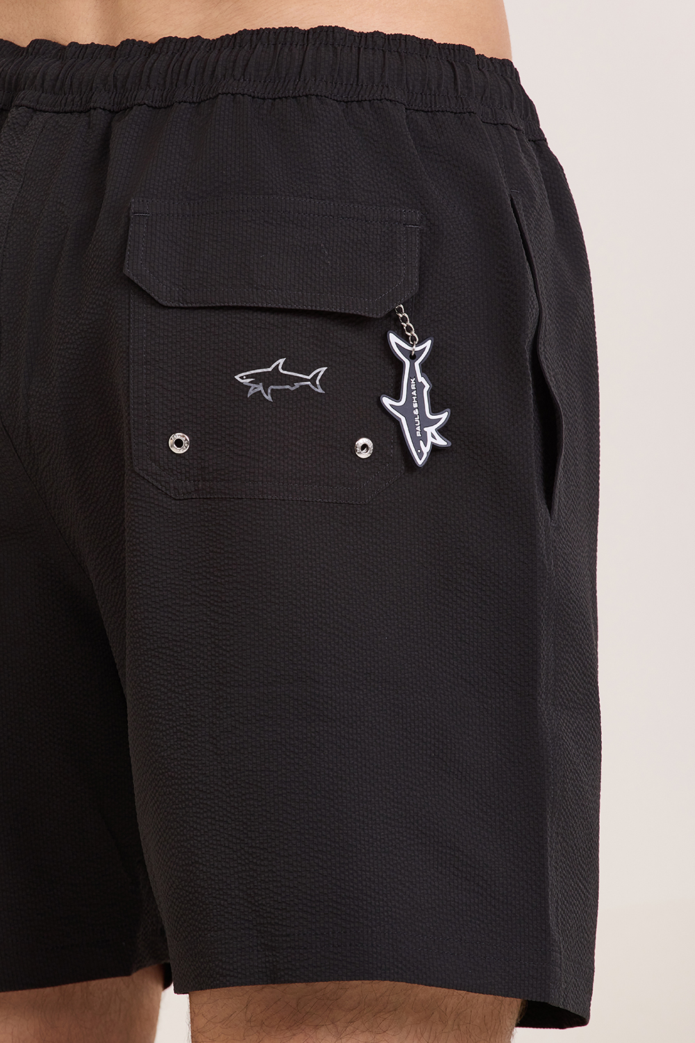 תמונת תקריב דוגמן של מכנסי בגד ים