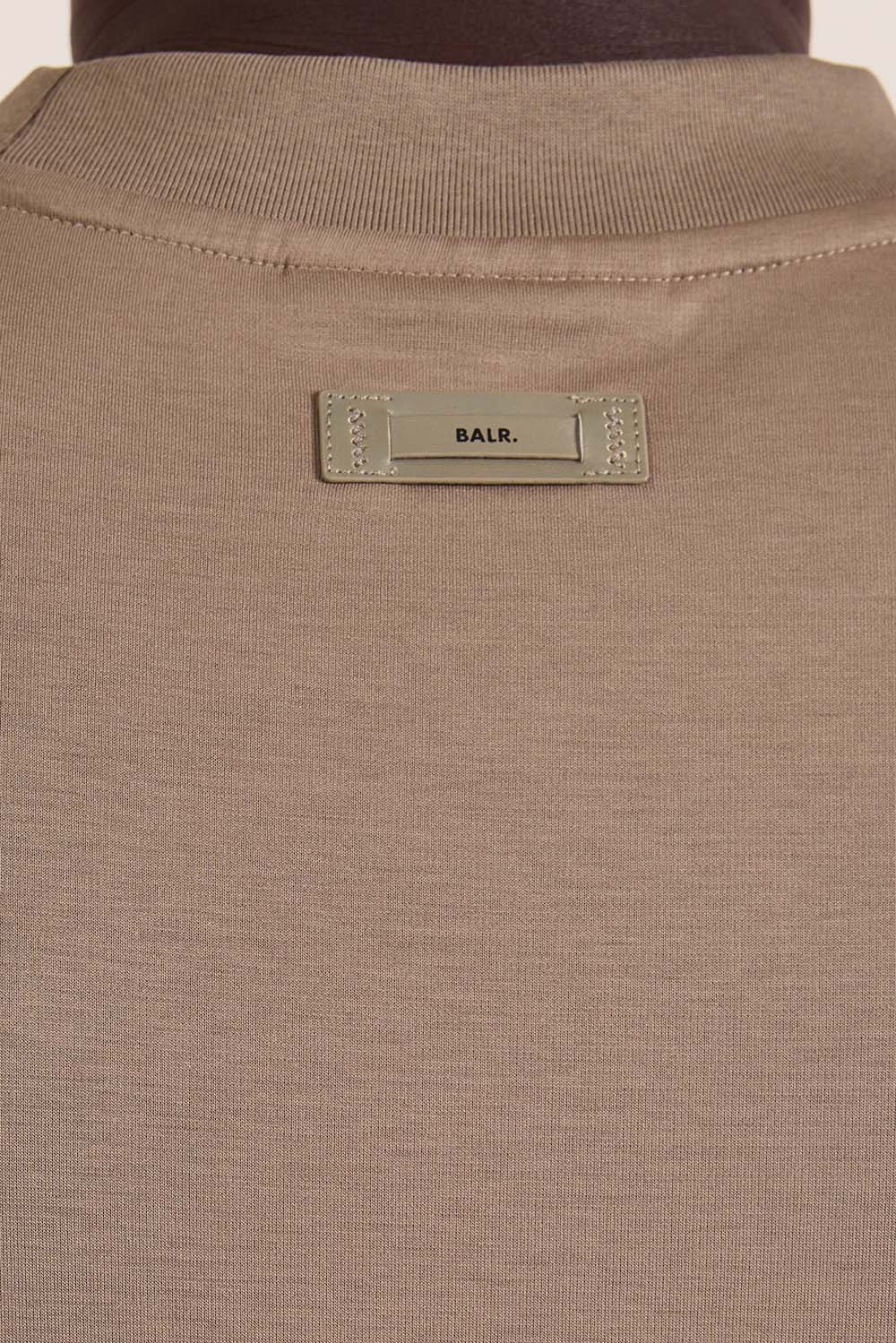 תמונת תקריב דוגמן של חולצת טי משוחררת