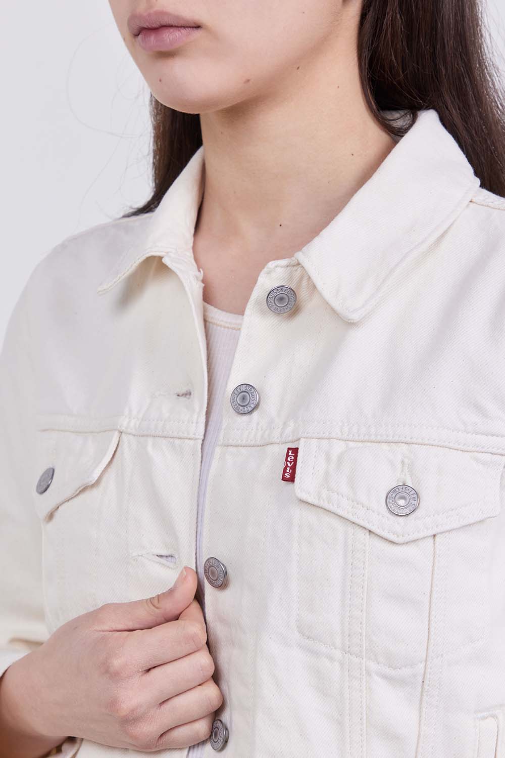 תמונת תקריב דוגמן של ז'קט ג'ינס בגזרת סלים