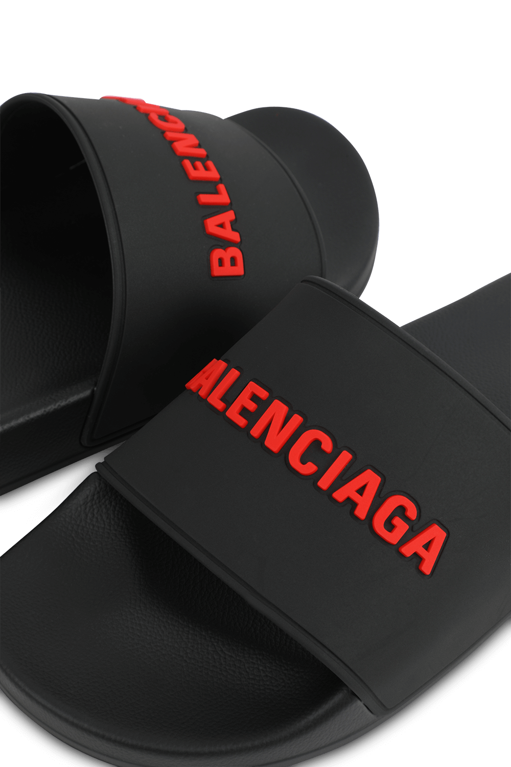 תמונת תקריב של כפכפי סליידס שחורים עם לוגו אדום