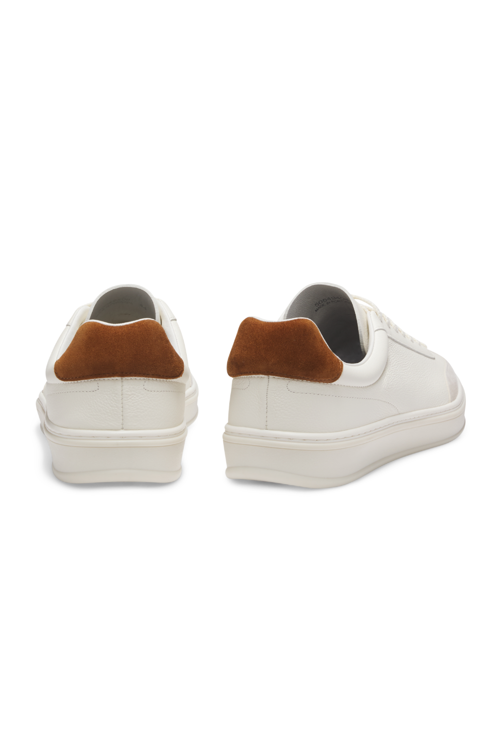 תמונת תקריב של נעלי סניקרס בקהאם