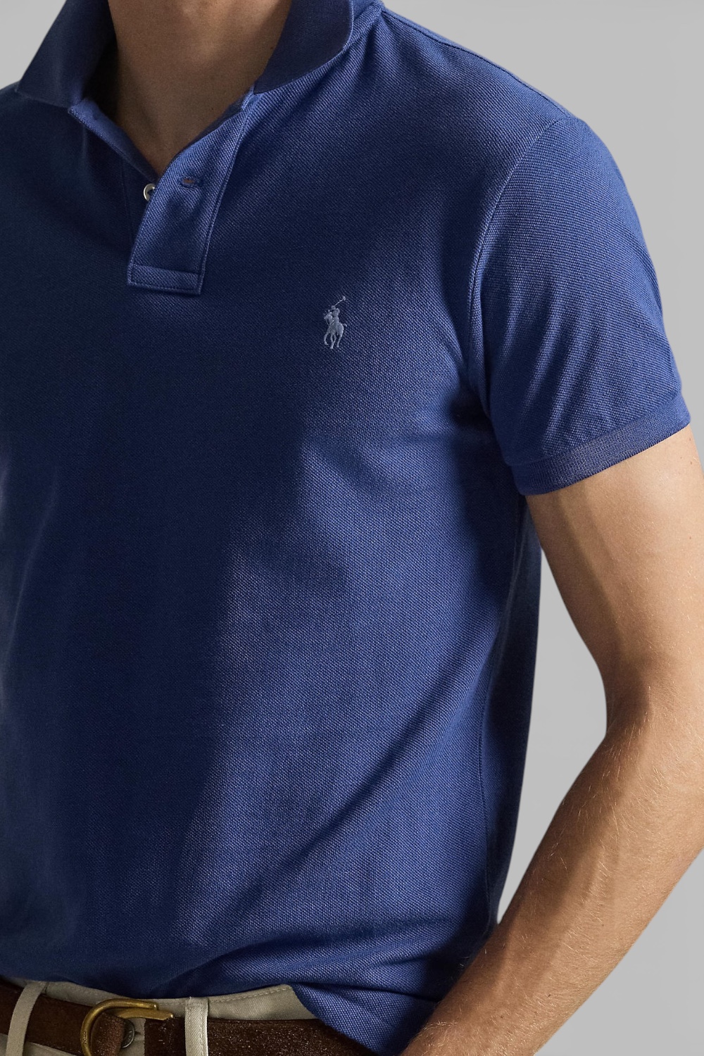 תמונת תקריב דוגמן של חולצת פולו