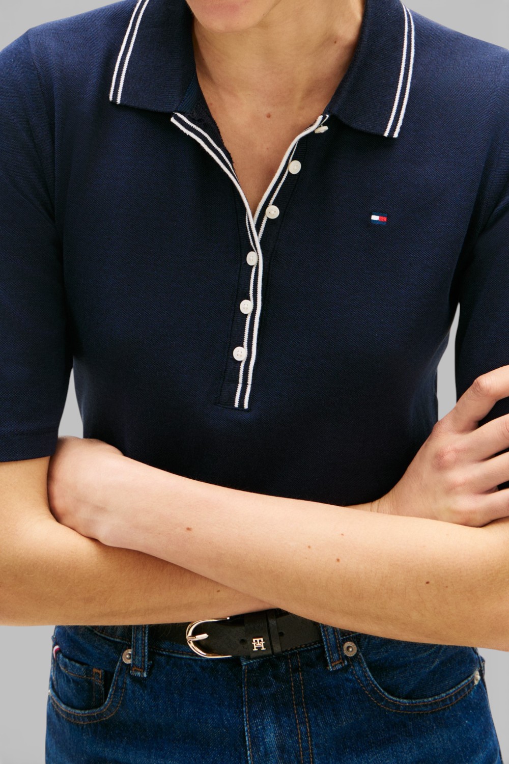 תמונת תקריב דוגמן של חולצת פולו