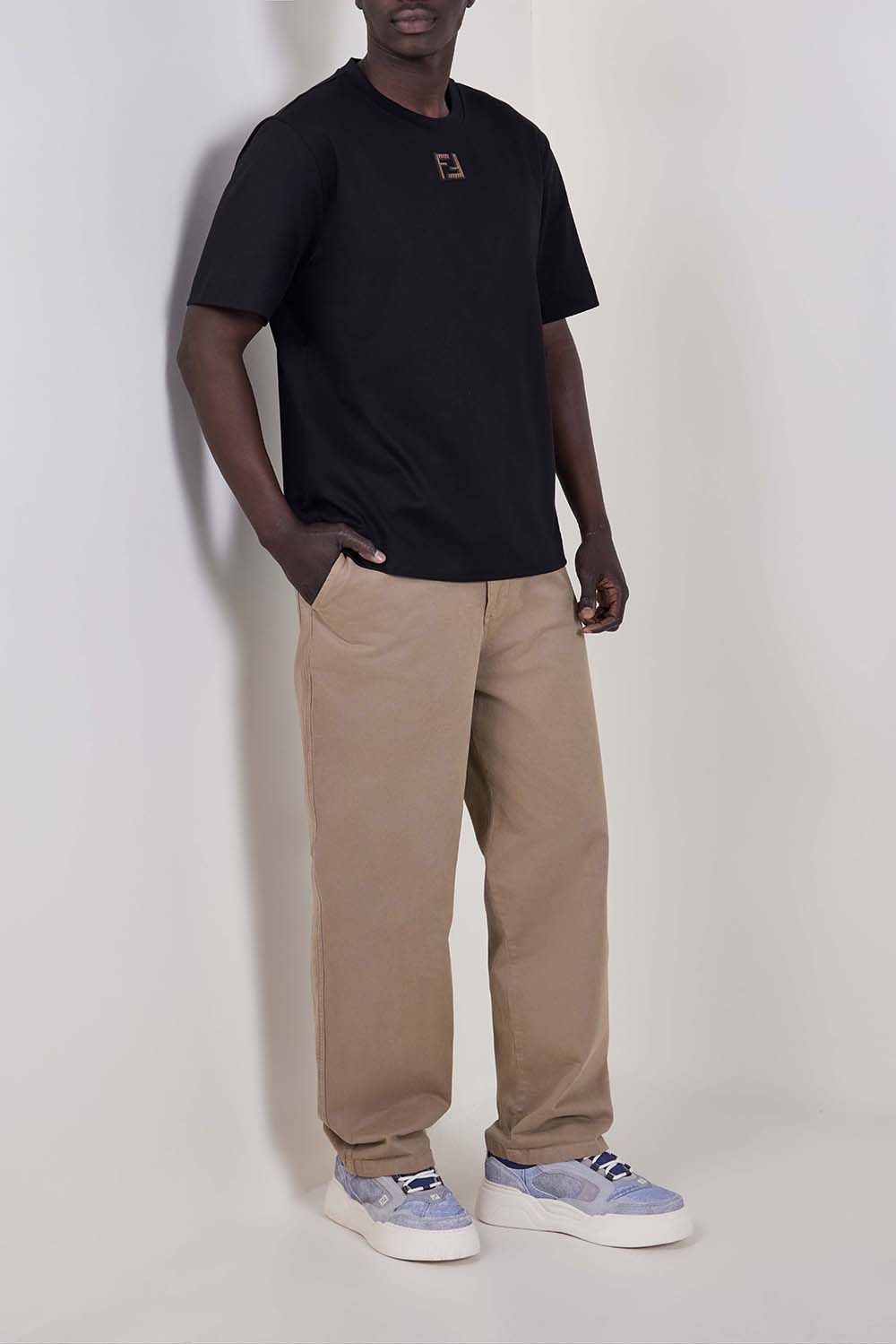 תמונת דוגמן קידמית של נעלי סניקרס פורס