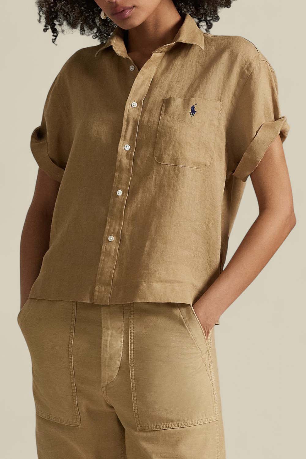 תמונת דוגמן קידמית של חולצת כפתורים קצרה