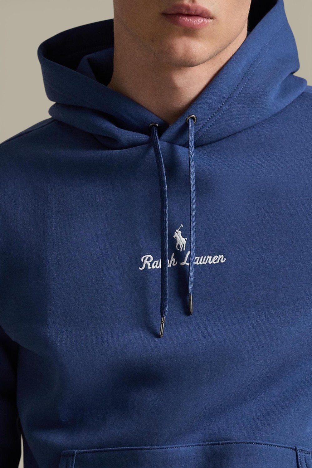 תמונת תקריב דוגמן של סווטשירט קפוצ'ון