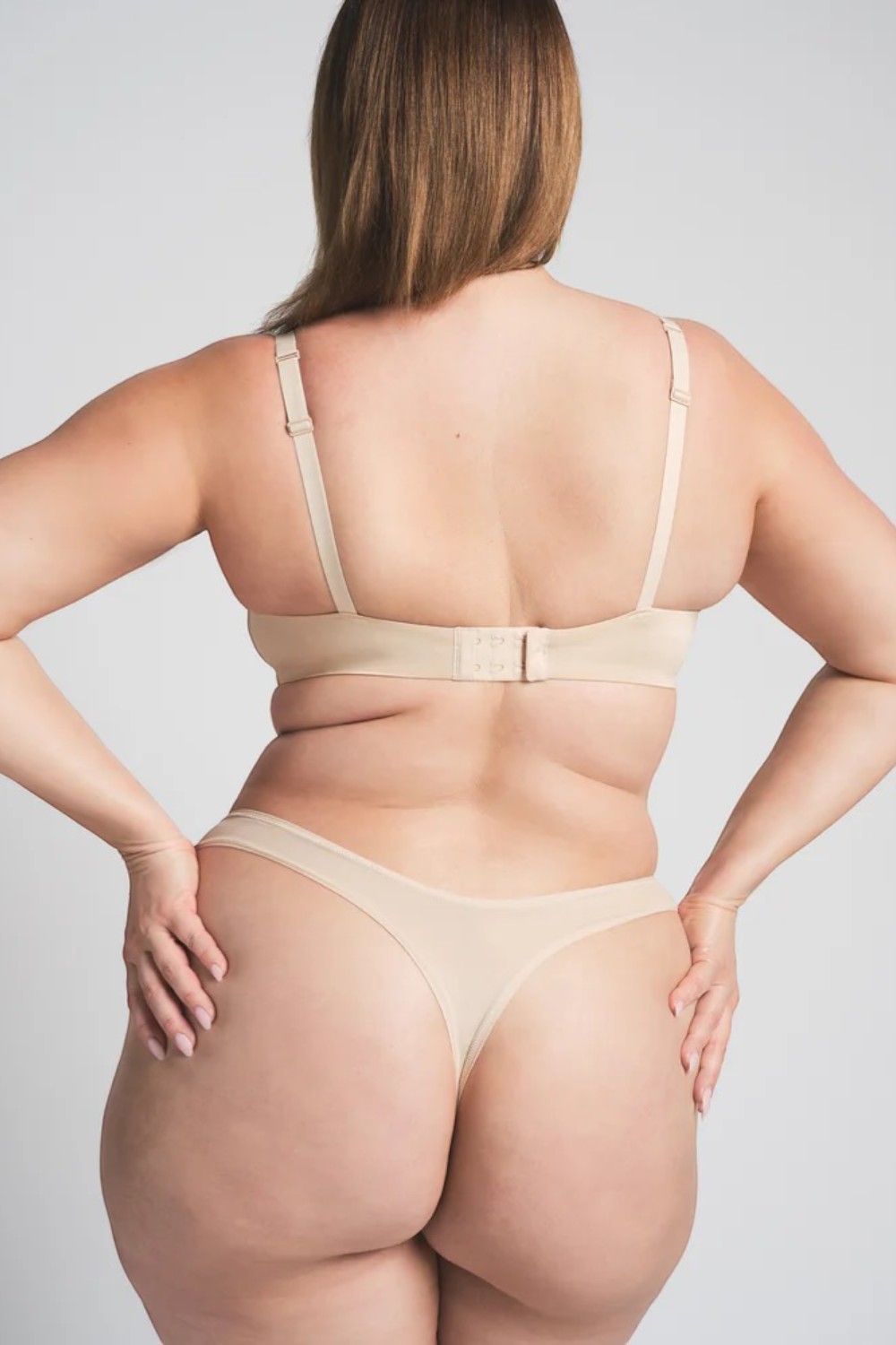 תמונת דוגמן אחורית של T-SHIRT BRA