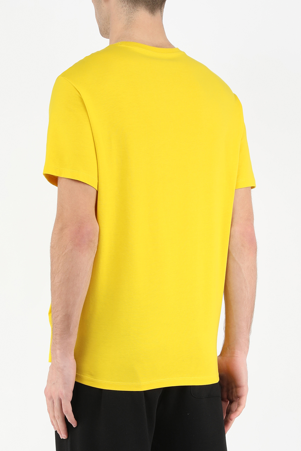 תמונת דוגמן אחורית של טי שירט עם סמל נשר ממותג בגוון צהוב