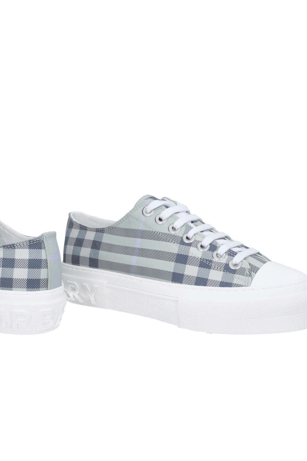 תמונת תקריב של נעלי סניקרס