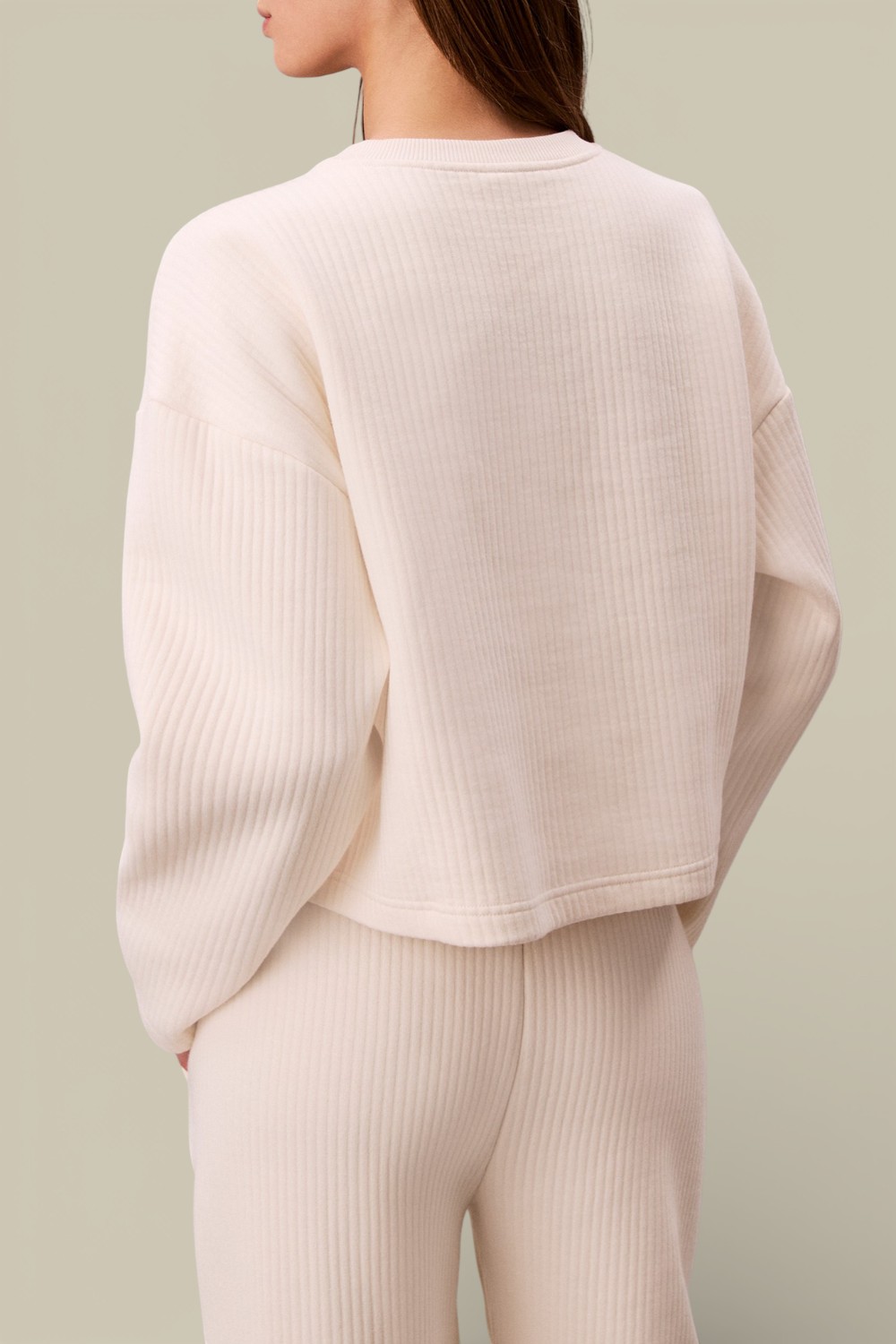 תמונת דוגמן אחורית של סווטשירט קרופ