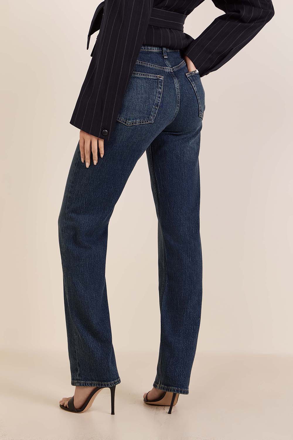 תמונת דוגמן אחורית של מכנסי ג'ינס בגזרה ישרה