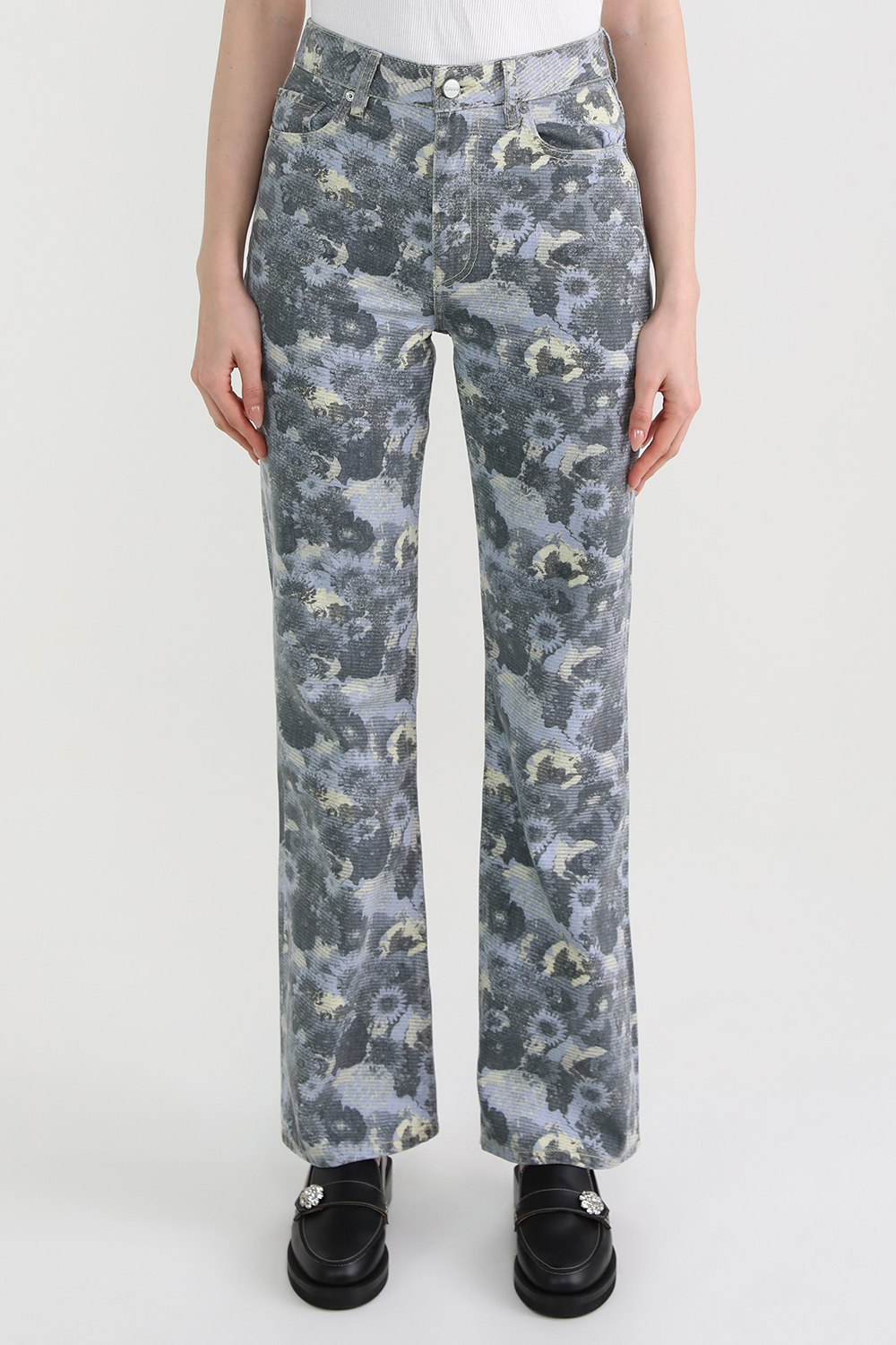 תמונת דוגמן קידמית של מכנסי ג'ינס מתרחבים עם הדפס פרחוני