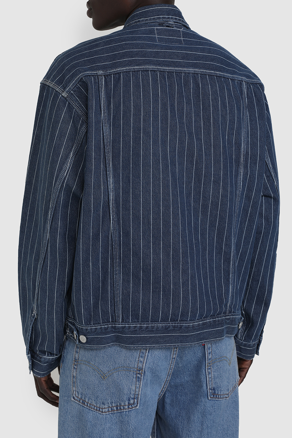 תמונת תקריב דוגמן של ז'קט ג'ינס אורלין