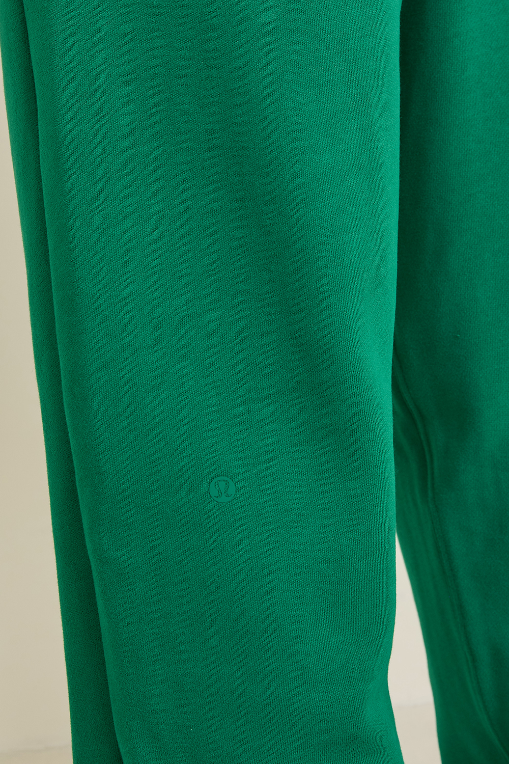 תמונת תקריב דוגמן של Scuba Mid-Rise Oversized Jogger Regular