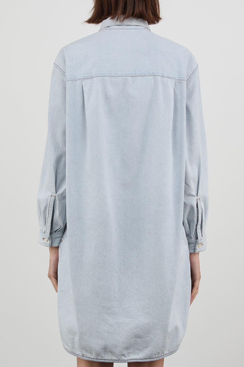 תמונת דוגמן אחורית של שמלת ג'ינס בהירה בגזרת אוברסייז