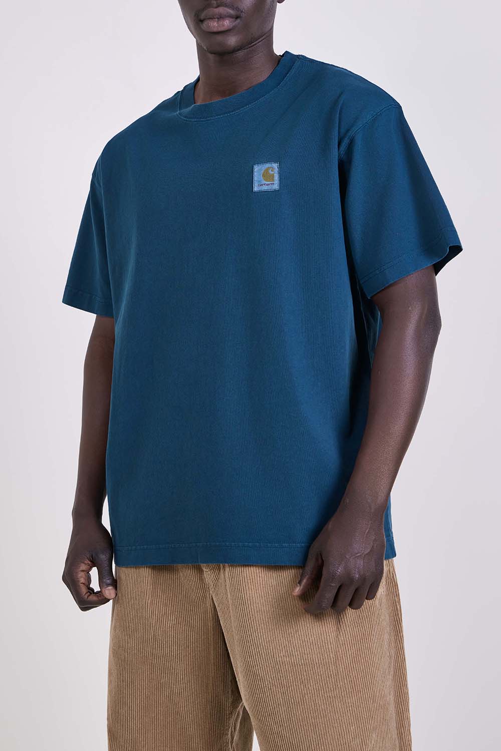 תמונת דוגמן קידמית של חולצת טי בגזרה משוחררת