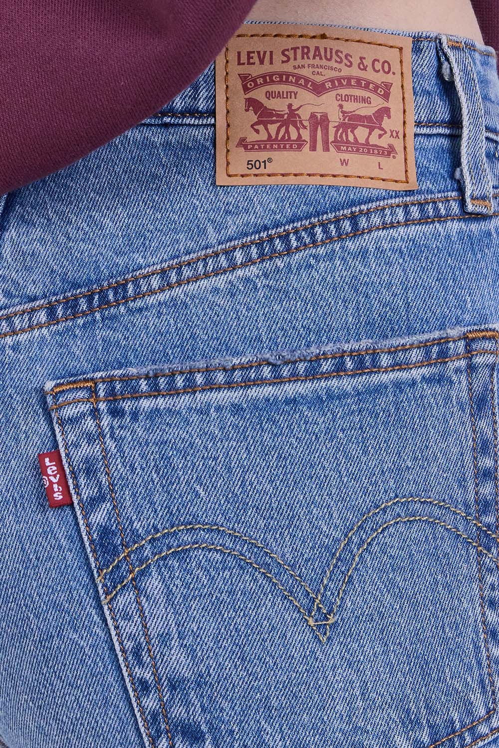 תמונת תקריב דוגמן של מכנסי ג'ינס 501 בגזרה ישרה