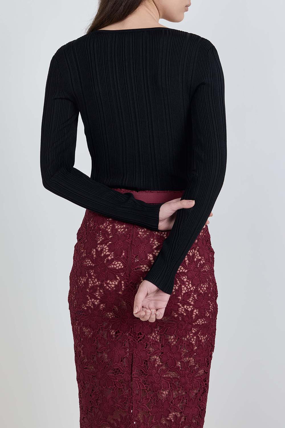 תמונת דוגמן אחורית של חולצת תחרה ארוכה