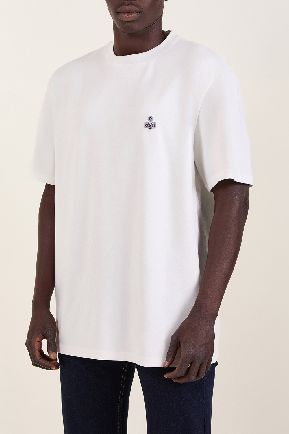 תמונת דוגמן קידמית של חולצת טי עם לוגו רקמה