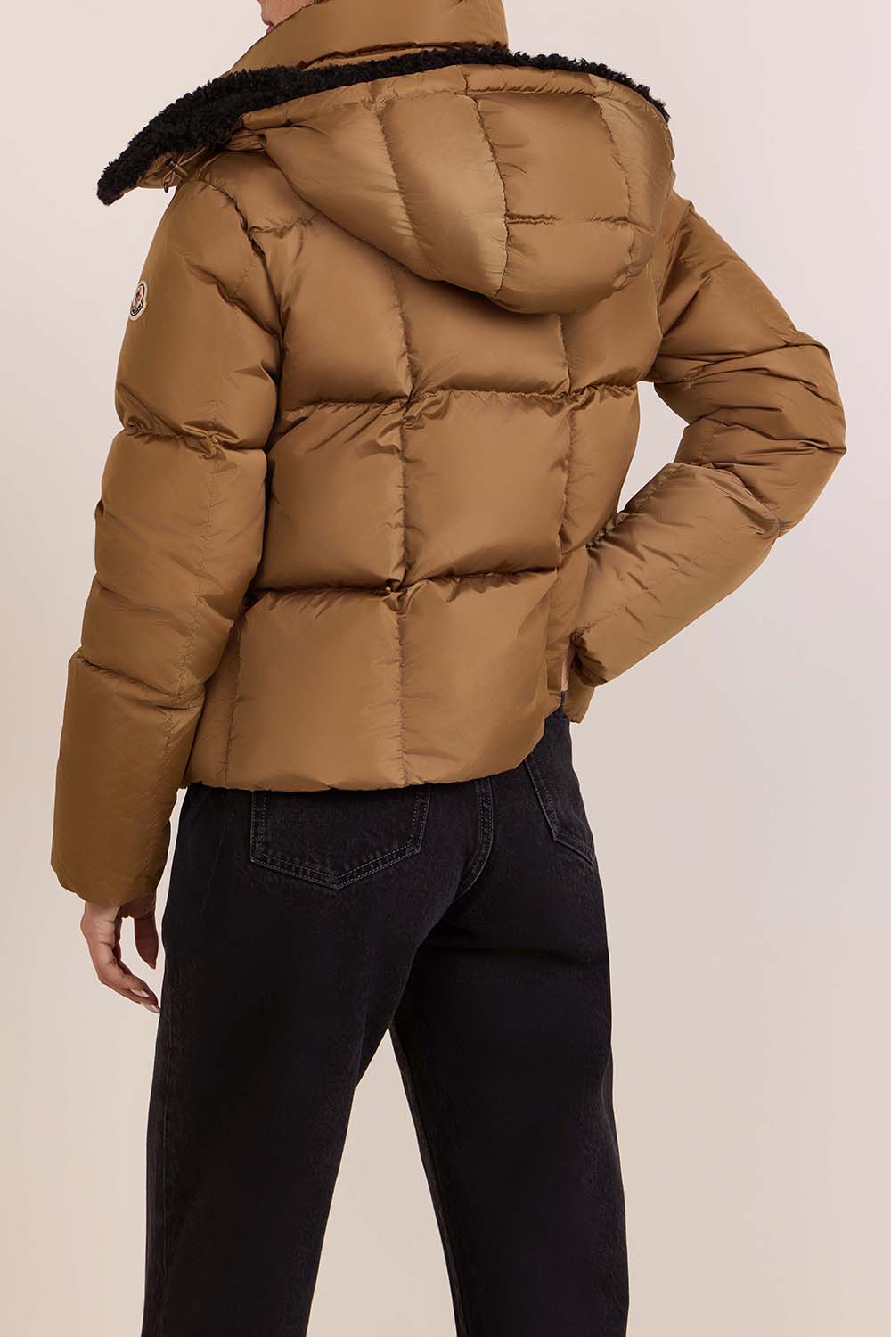 תמונת דוגמן אחורית של מעיל פוך קסטלנו