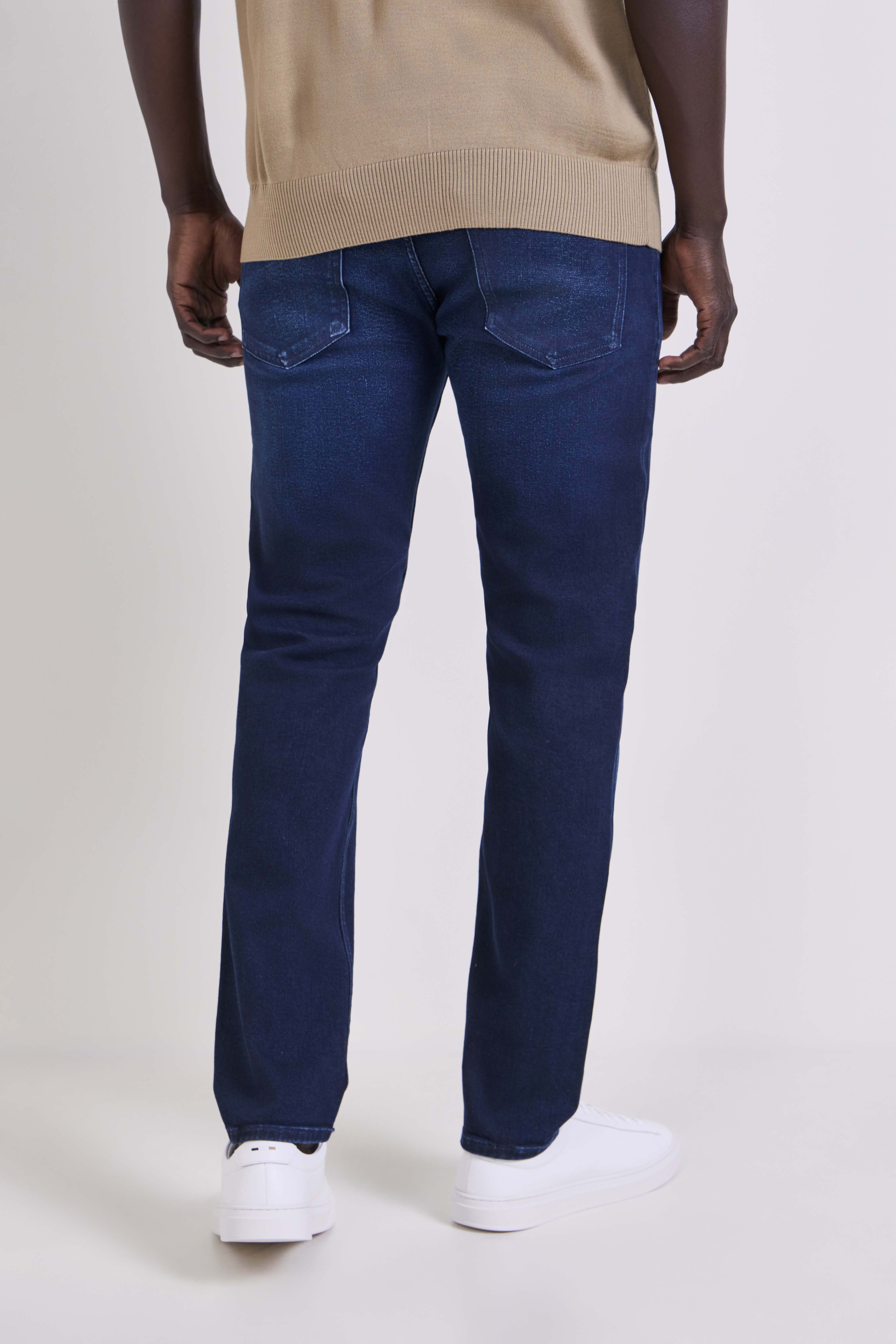 תמונת דוגמן אחורית של מכנסי ג'ינס בגזרת סלים