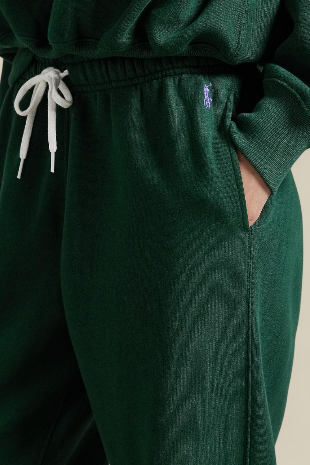 תמונת תקריב דוגמן של מכנסי ג'וג