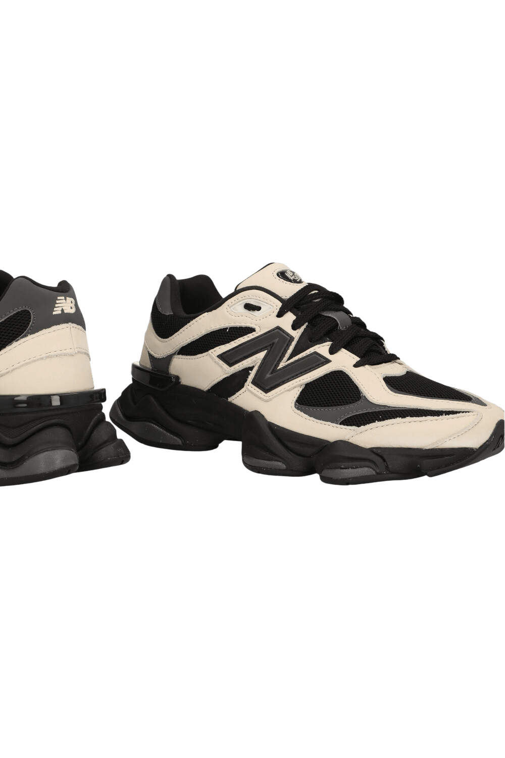 תמונת תקריב של נעלי סניקרס 9060