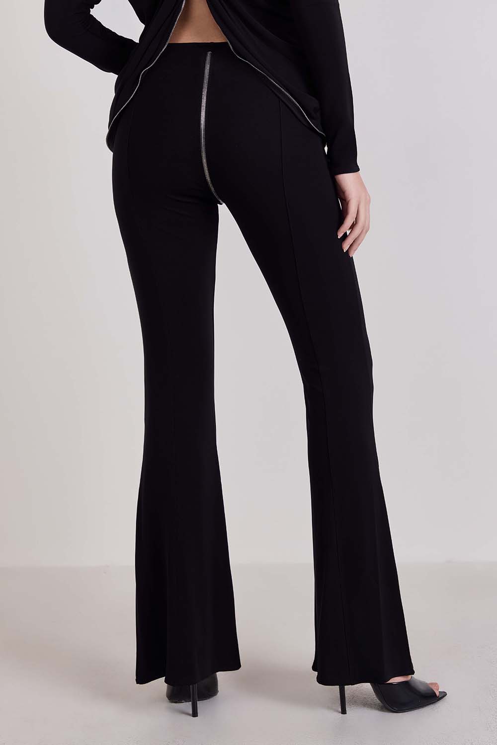 תמונת דוגמן אחורית של מכנסי רוכסן