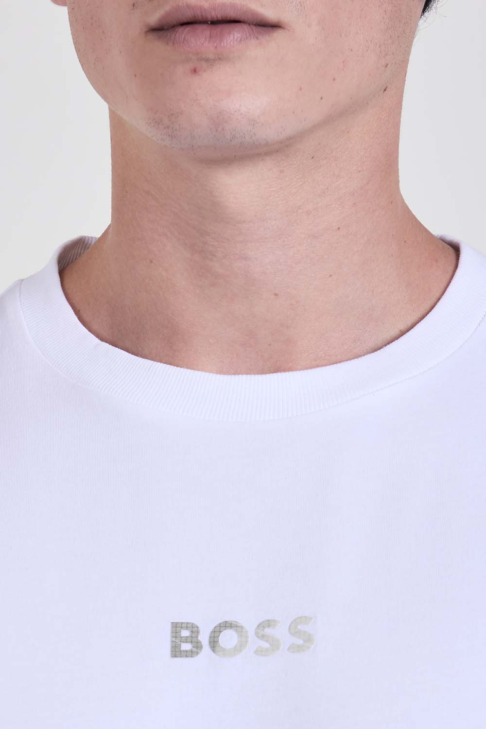 תמונת תקריב דוגמן של חולצת טי בגזרת סלים