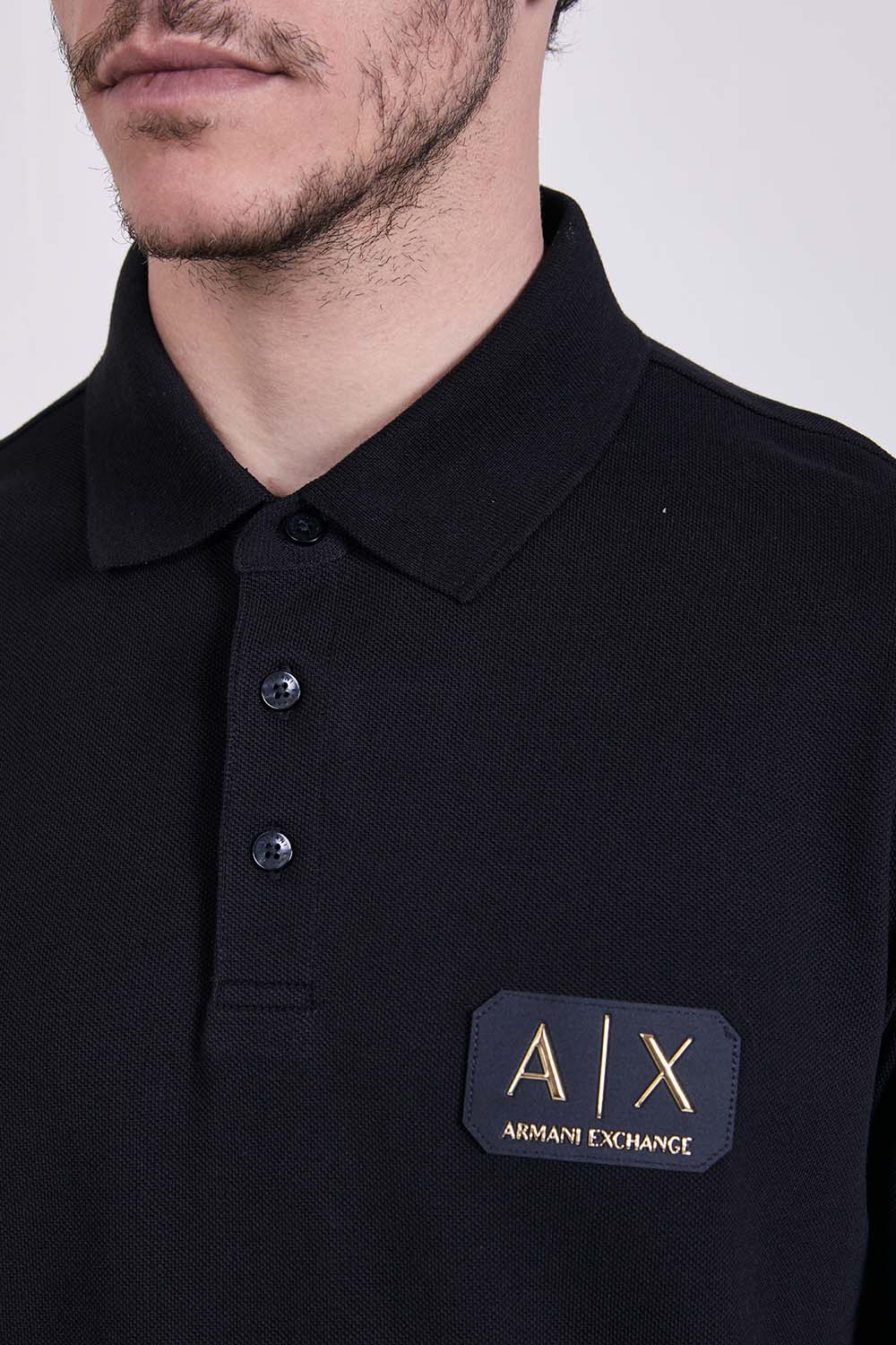 תמונת תקריב דוגמן של חולצת פולו