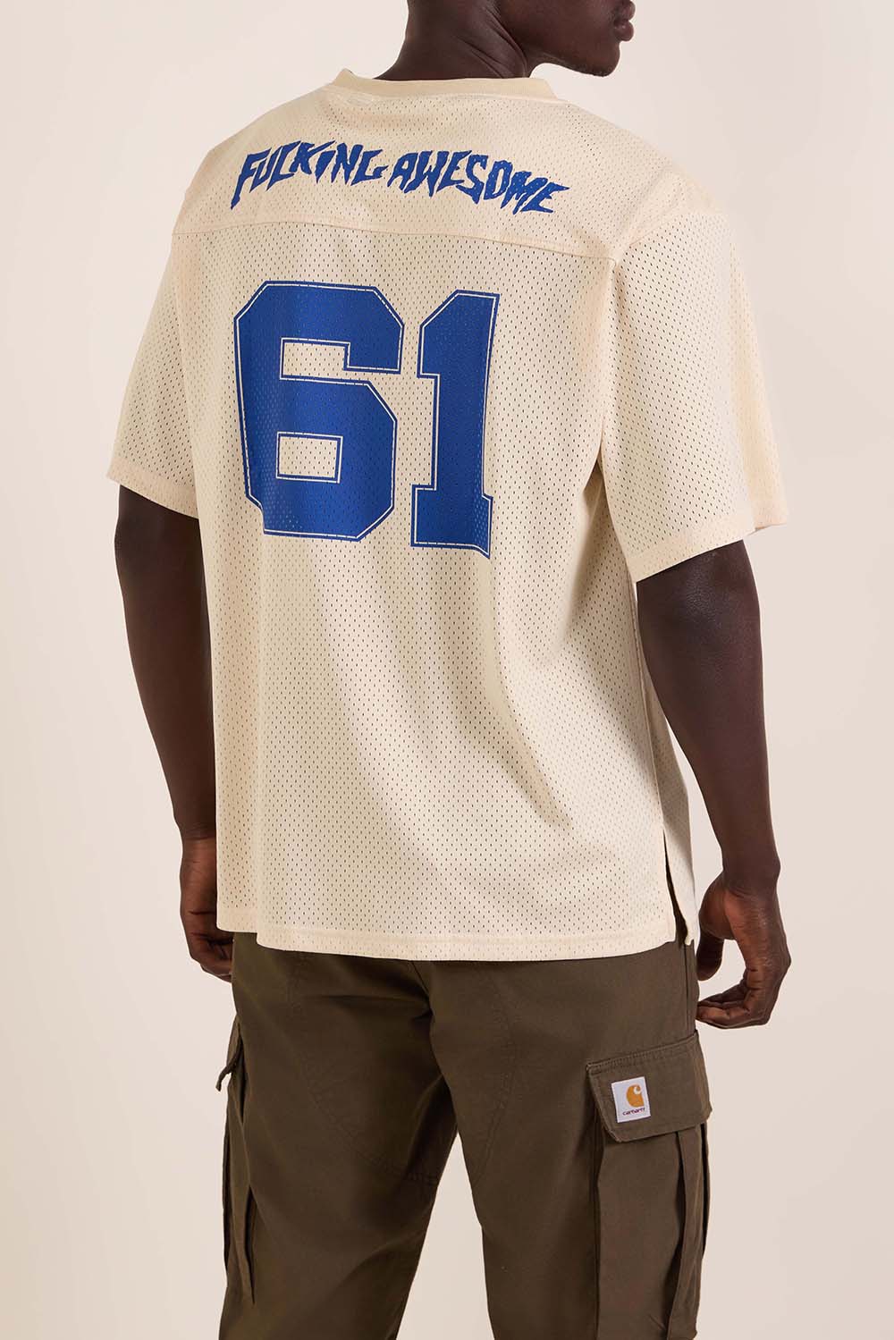 תמונת תקריב דוגמן של חולצת טי רשת