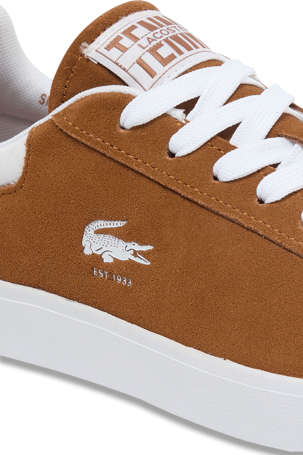 תמונת תקריב של נעלי סניקרס קורט