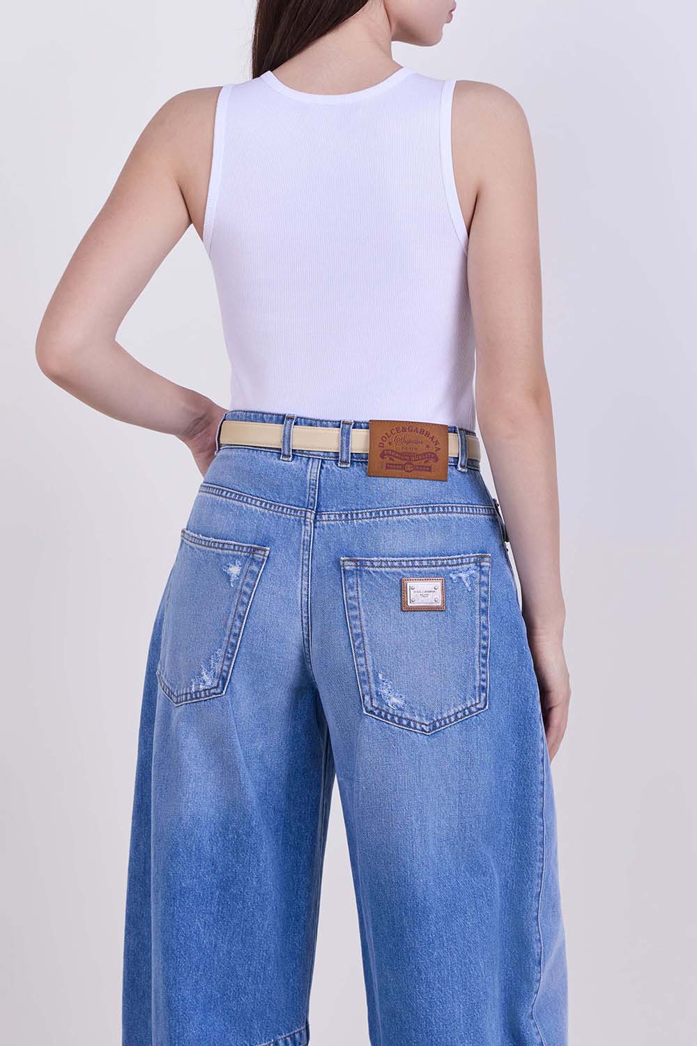 תמונת דוגמן אחורית של גופיית ריב בגזרת סלים