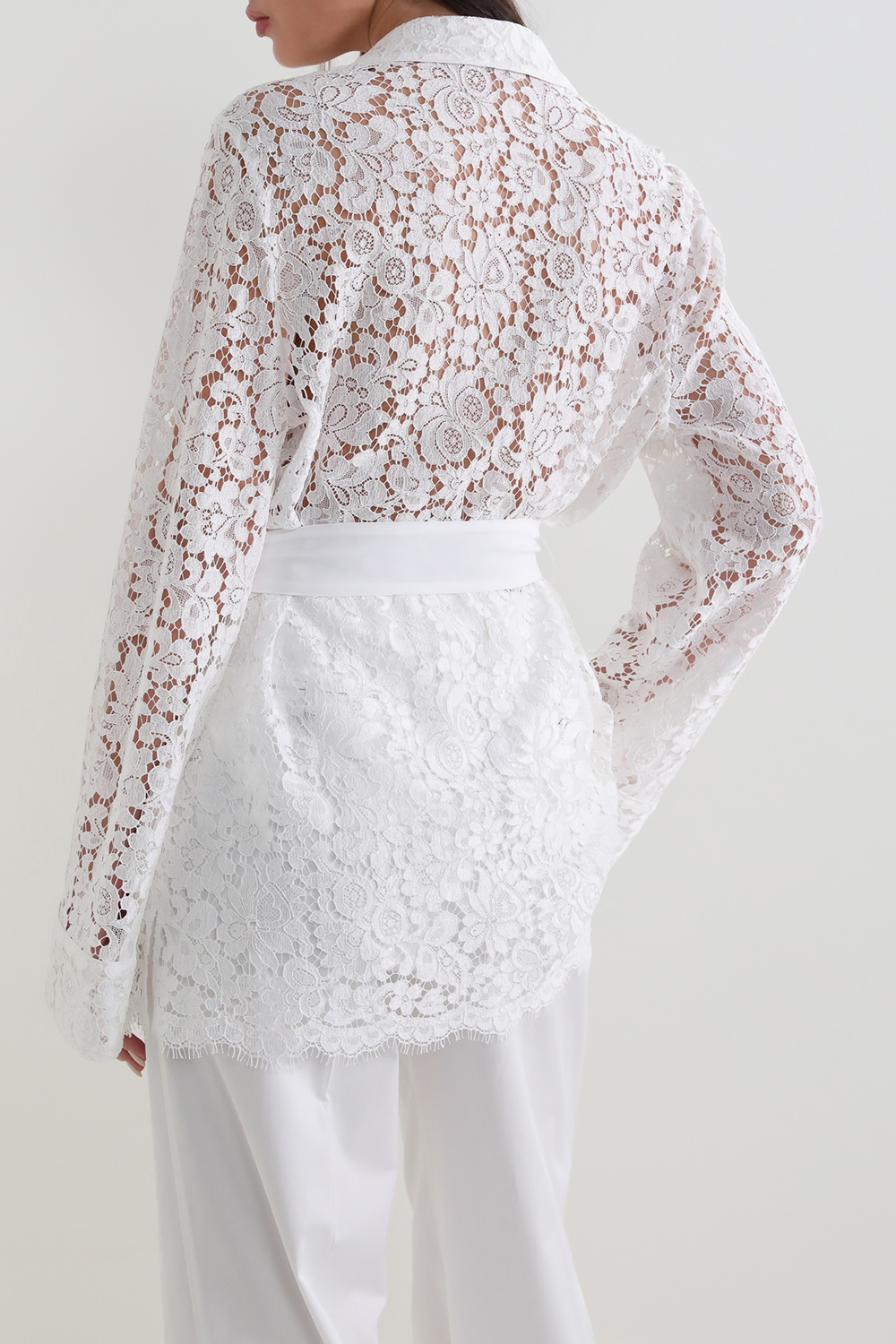 תמונת דוגמן אחורית של חולצה מכופתרת תחרה