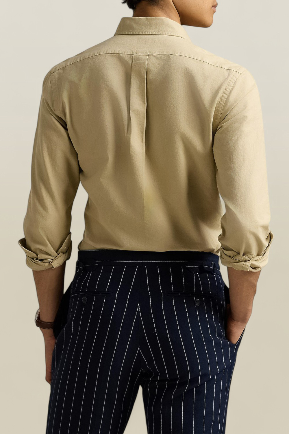 תמונת דוגמן אחורית של חולצת כפתורים