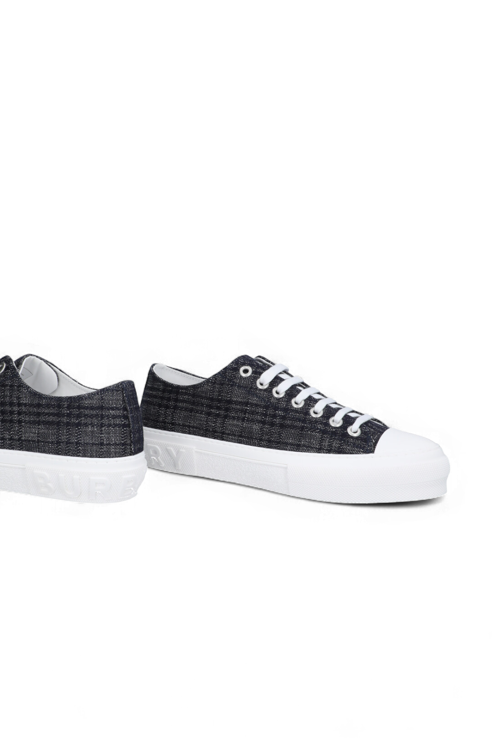 תמונת תקריב של נעלי סניקרס