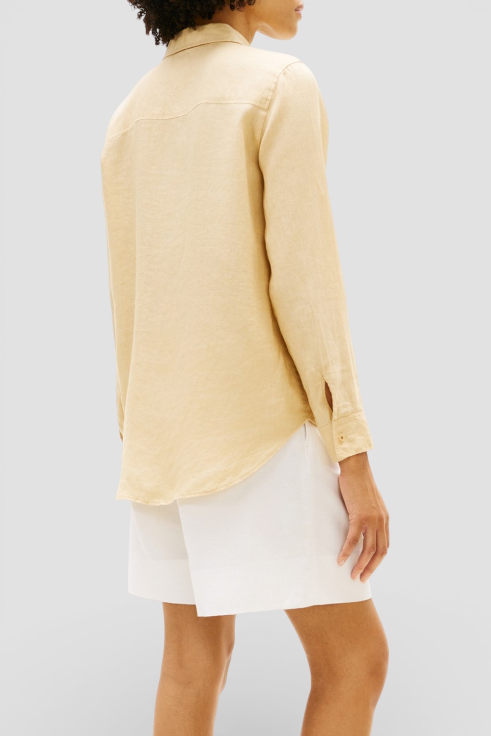 תמונת דוגמן אחורית של חולצה מכופתרת פשתן