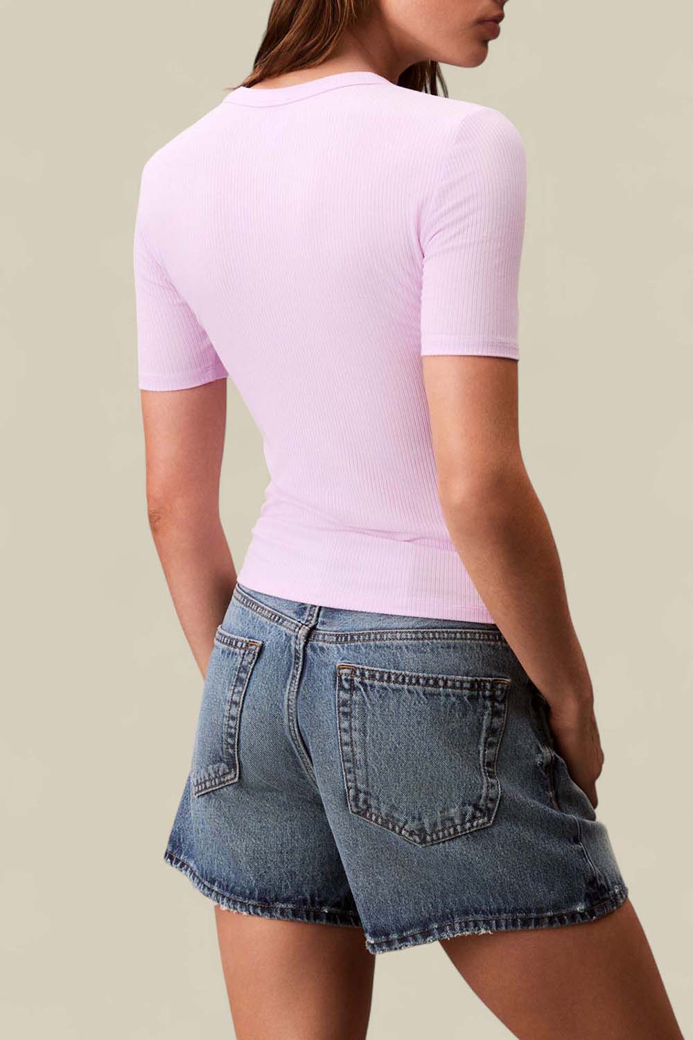 תמונת דוגמן אחורית של גופיית ריב