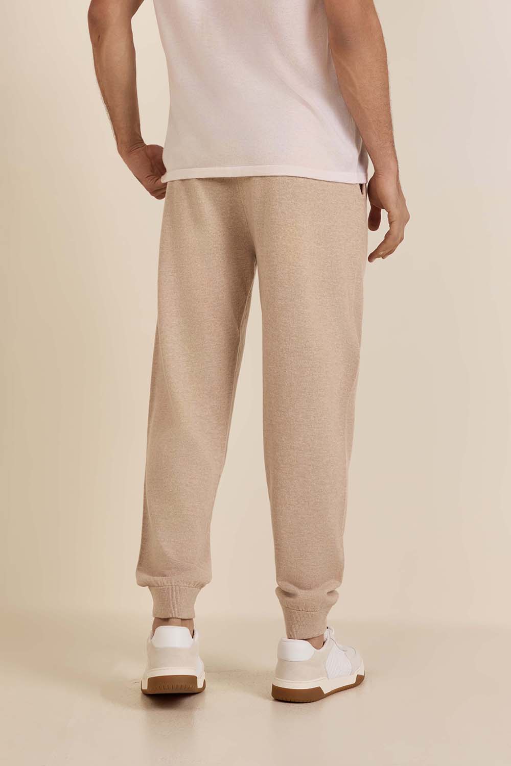 תמונת דוגמן אחורית של מכנסי ג'וגר