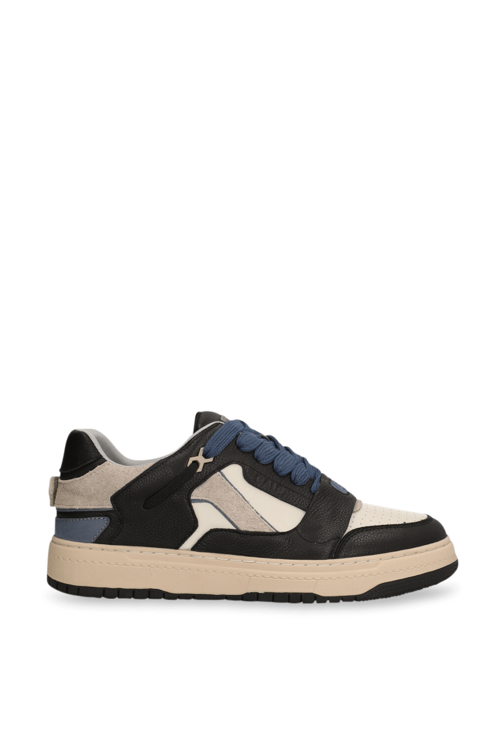 תמונה קידמית של נעלי סניקרס