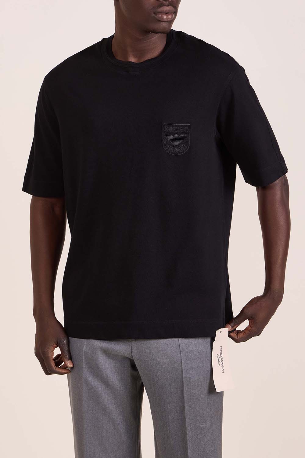 תמונת דוגמן קידמית של טישירט שרוול קצר