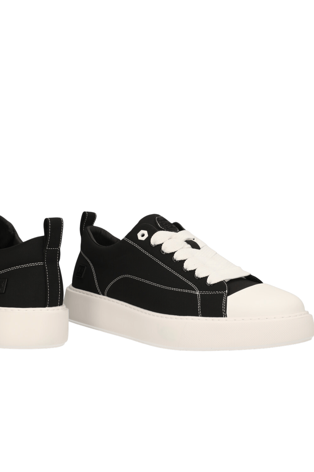 תמונת תקריב של נעלי סניקרס עור